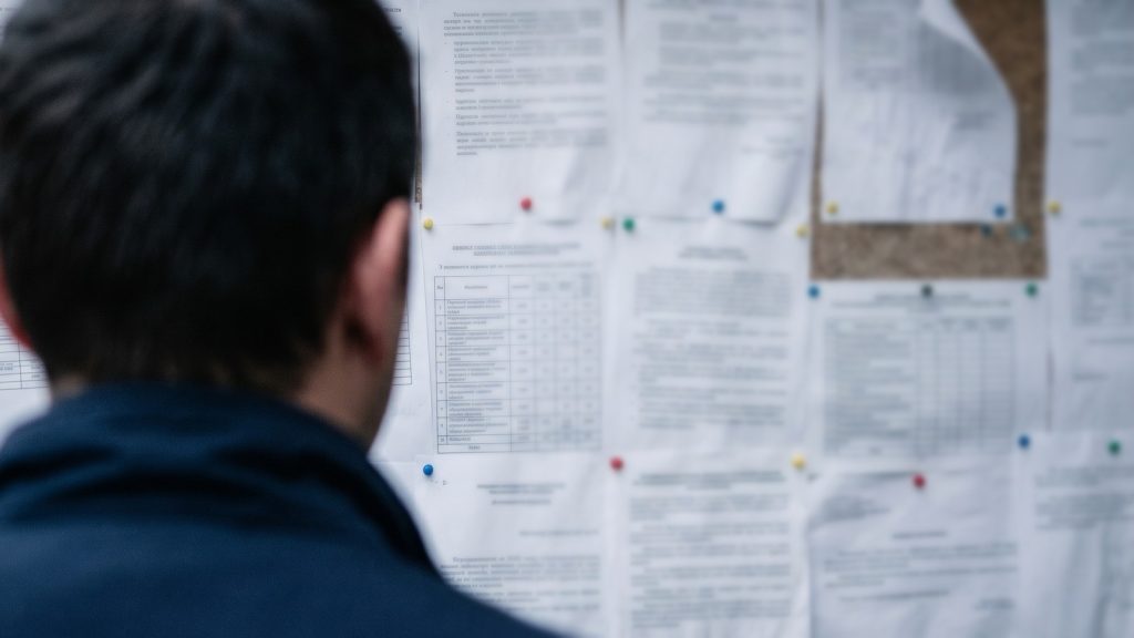 Candidat în fața avizierului cu listele provizorii de la admiterea la Masterul Profesional 2026