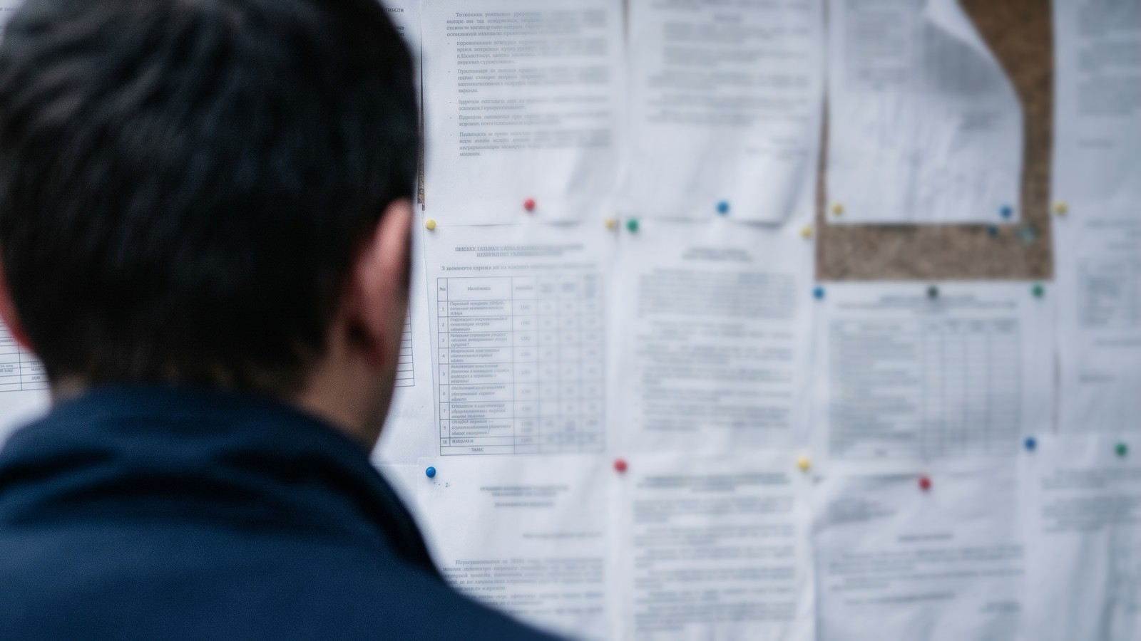 Candidat în fața avizierului cu listele provizorii de la admiterea la Masterul Profesional 2026